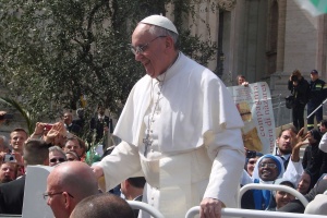 papież franciszek przejeżdża pomiędzy wiernymi na placu świętego piotra